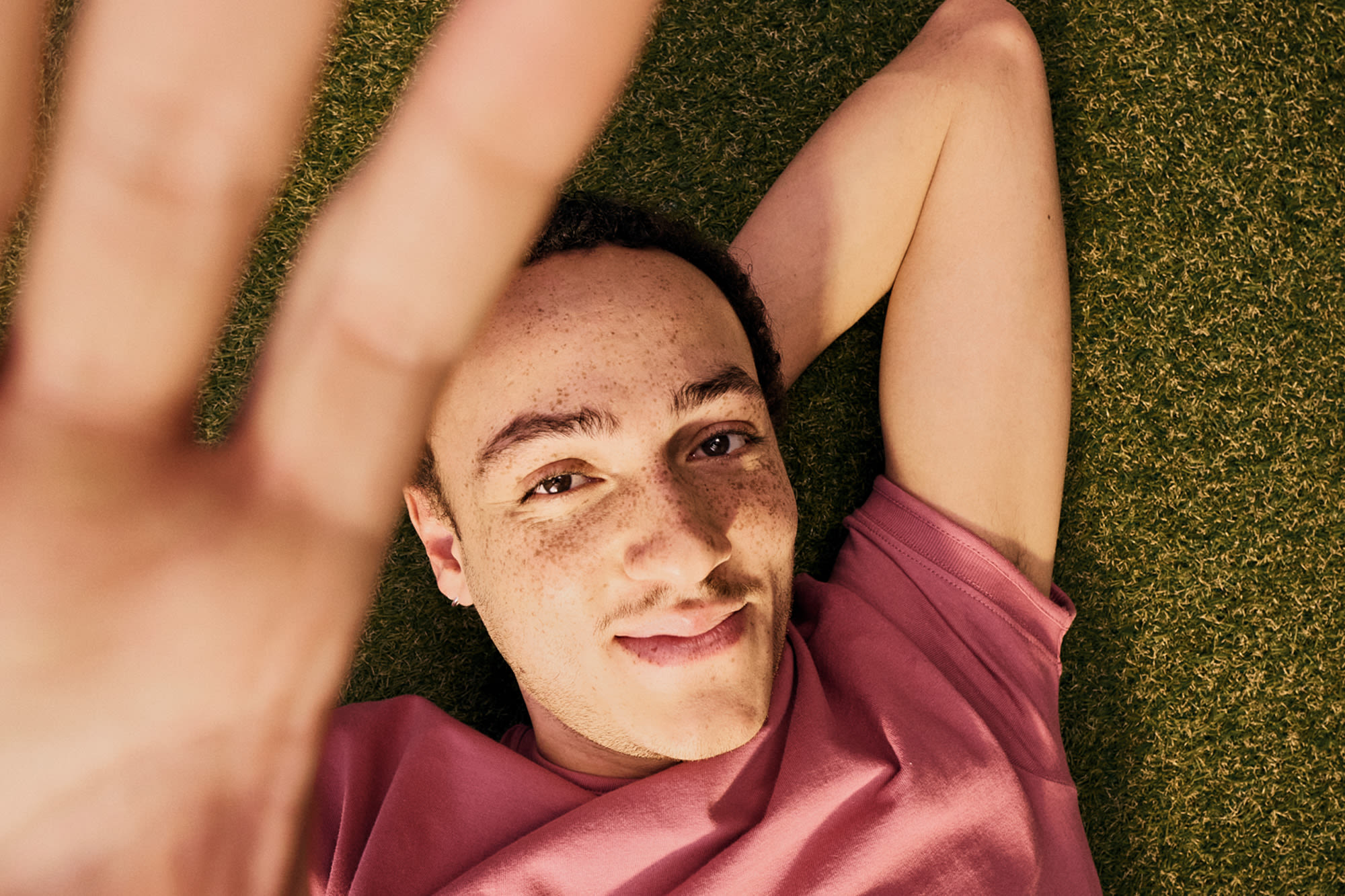 Moški sproščeno leži na travniku - trajnostni življenjski slog in ozaveščenost o podnebju. Moški sproščeno leži na travniku - trajnostni življenjski slog in ozaveščenost o podnebju.