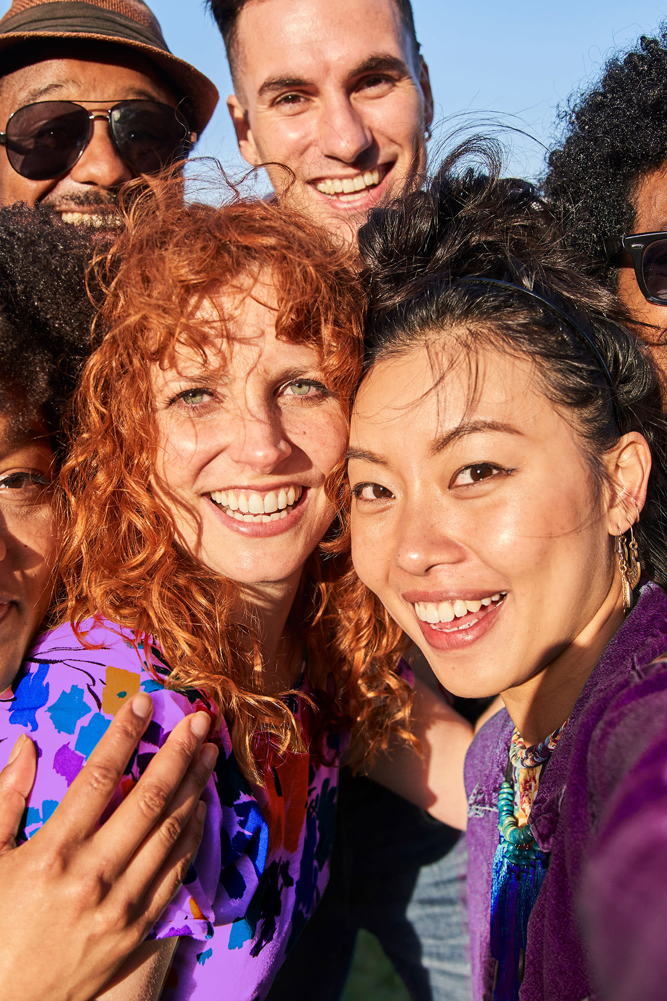 Mlade različne osebe se smejejo in pozirajo za selfi – BKS Banka stoji za raznolikostjo, vključevanjem in skupnostjo. Mlade različne osebe se smejejo in pozirajo za selfi – BKS Banka stoji za raznolikostjo, vključevanjem in skupnostjo.