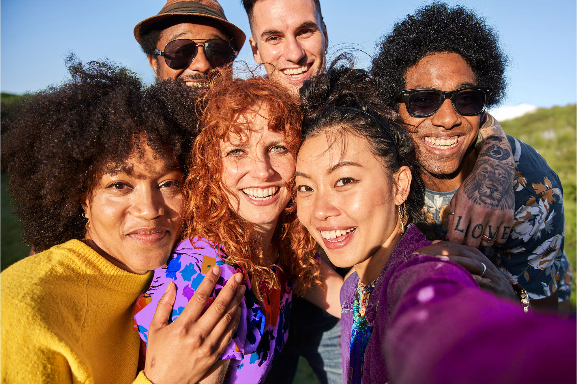 Mlade različne osebe se smejejo in pozirajo za selfi – BKS Banka stoji za raznolikostjo, vključevanjem in skupnostjo. Mlade različne osebe se smejejo in pozirajo za selfi – BKS Banka stoji za raznolikostjo, vključevanjem in skupnostjo.