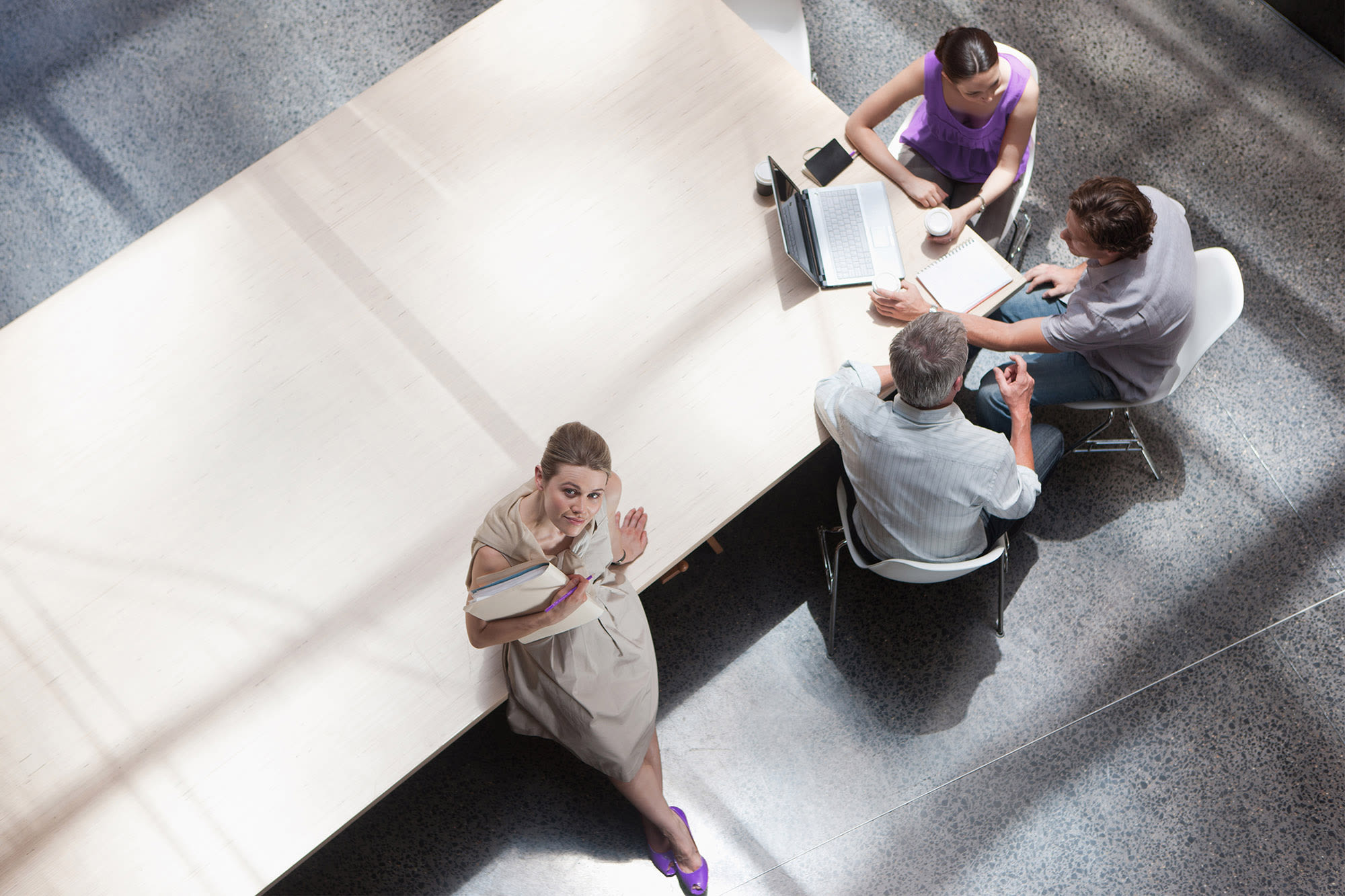 Skupina ljudi, ki delajo za mizo - Strategija v banki BKS Skupina ljudi, ki delajo za mizo - Strategija v banki BKS