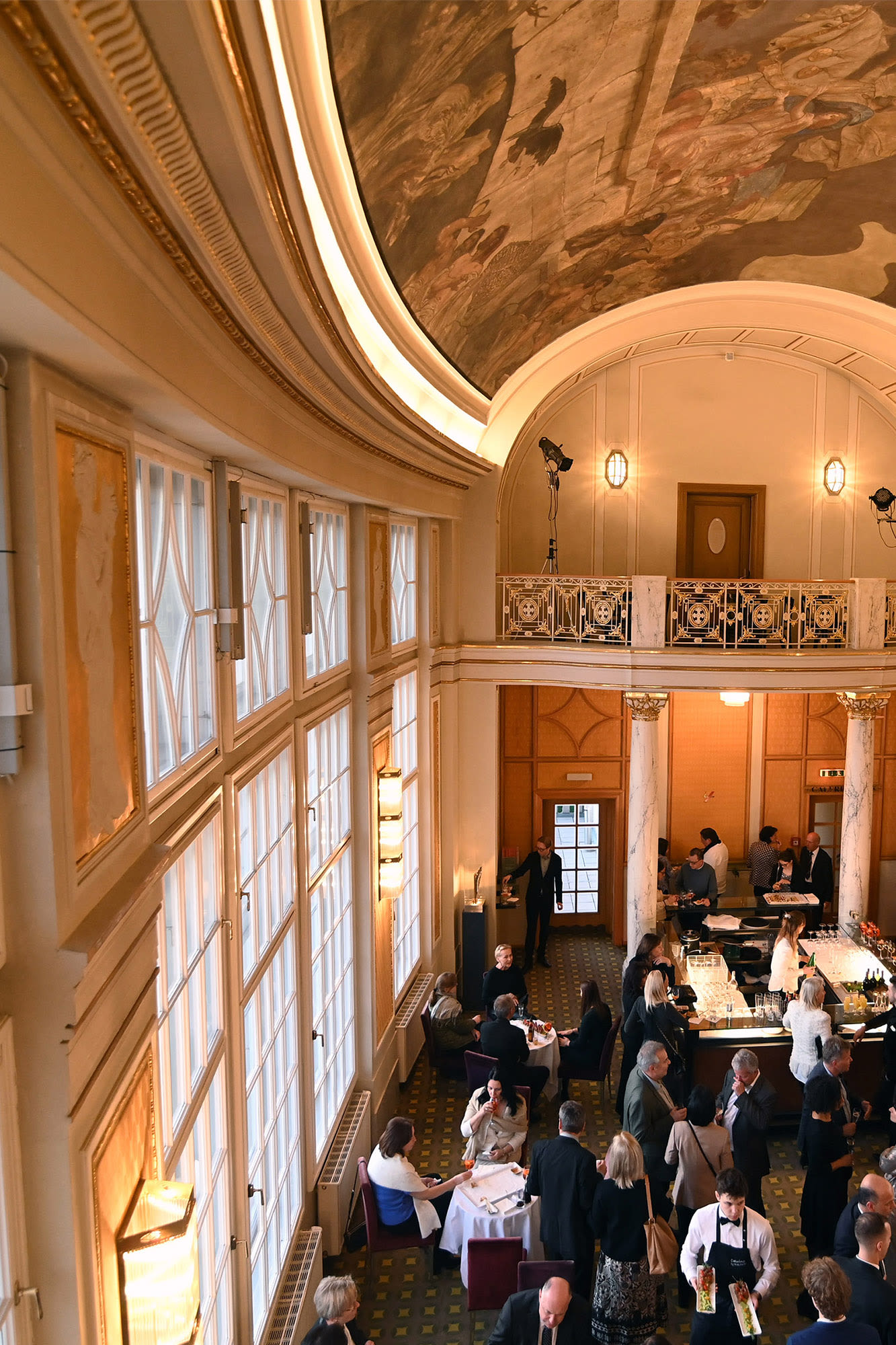 Saal mit vielen Menschen in formeller Kleidung. Saal mit vielen Menschen in formeller Kleidung.