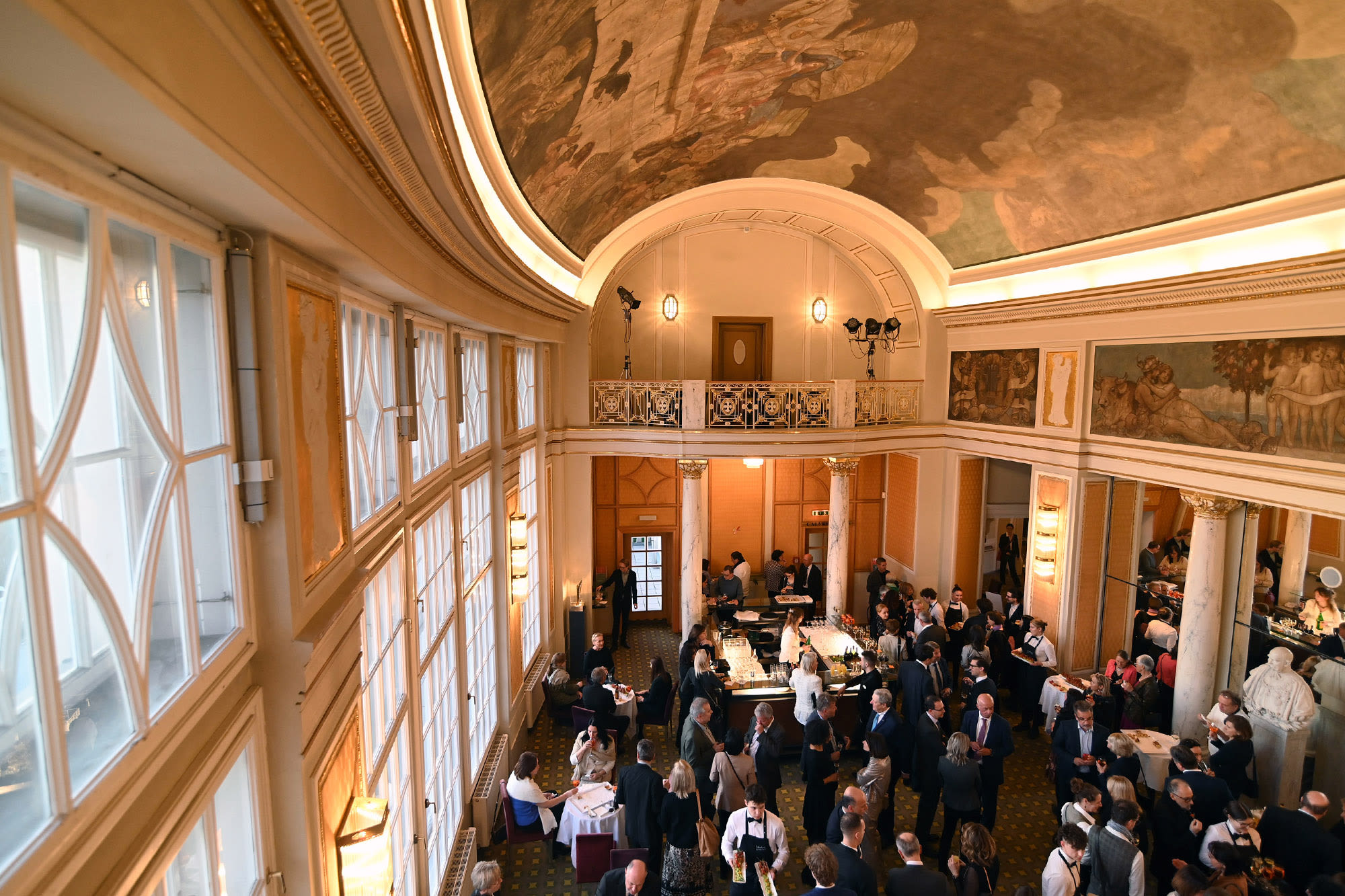 Dvorana, polna ljudi v v elegantnih oblačilih. Dvorana, polna ljudi v v elegantnih oblačilih.