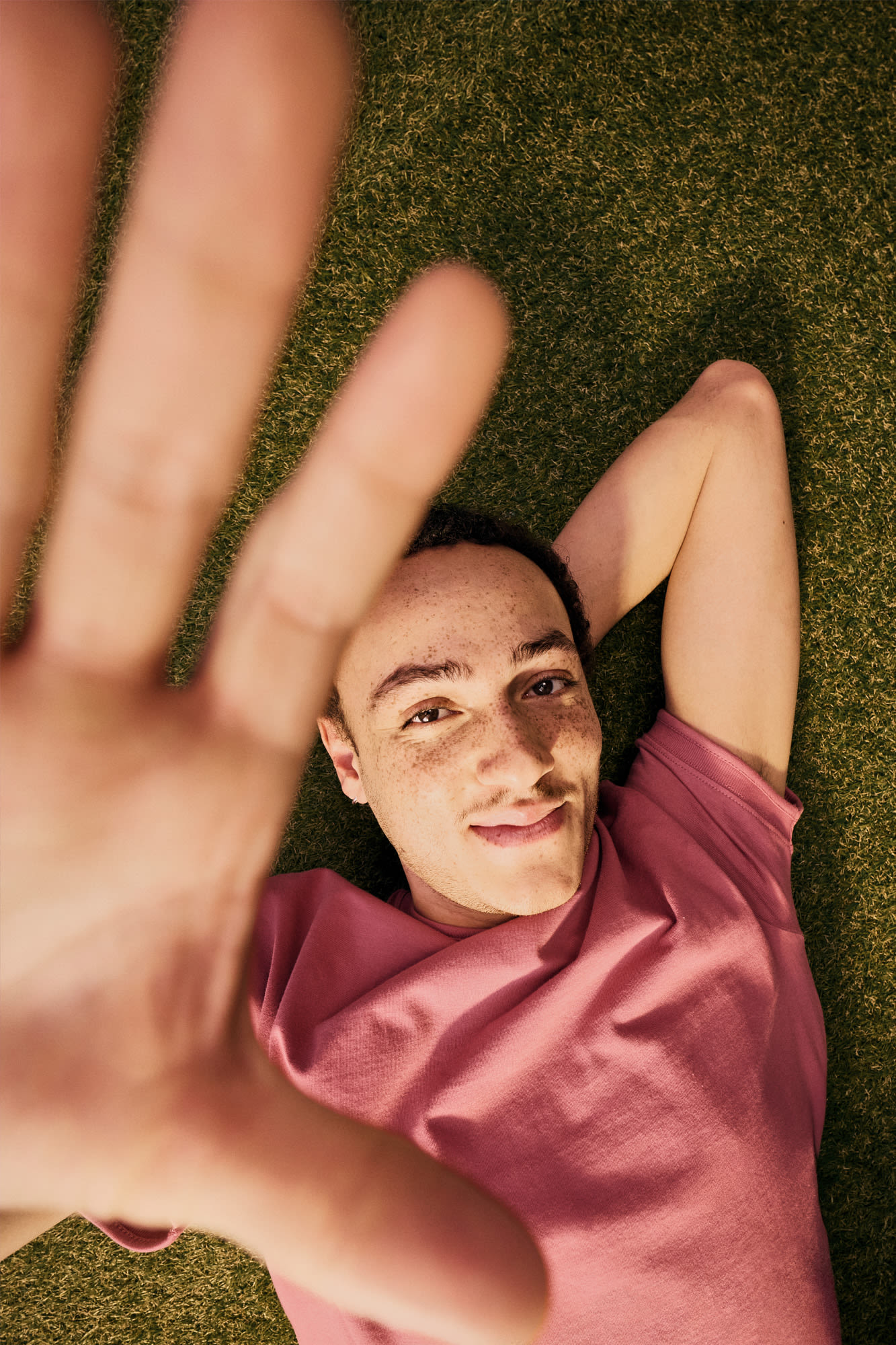 Moški sproščeno leži na travniku - trajnostni življenjski slog in ozaveščenost o podnebju. Moški sproščeno leži na travniku - trajnostni življenjski slog in ozaveščenost o podnebju.