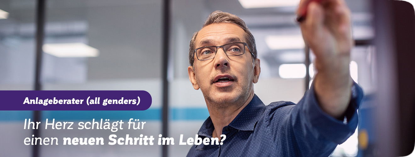 Mann zeit mit einem Stift auf eineTafel. Slogan: „Ihr Herz schlägt für einen neuen Schritt im Leben?“