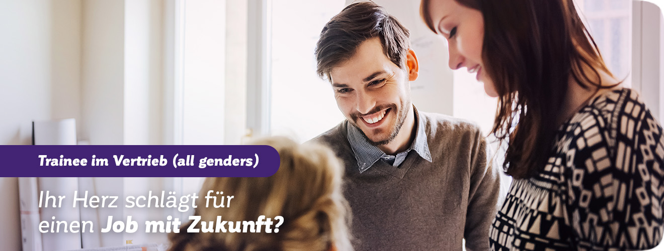 Junge Mitarbeiter lächeln sich an. Slogan: „Ihr Herz schlägt für einen Job mit Zukunft?“