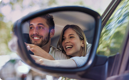 Mann und Frau lachen im Auto