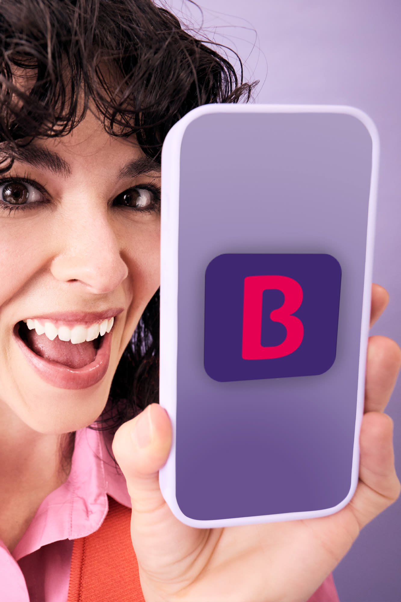 Ženska kaže pametni telefon z BKS App – BKS Bank Ženska kaže pametni telefon z BKS App – BKS Bank