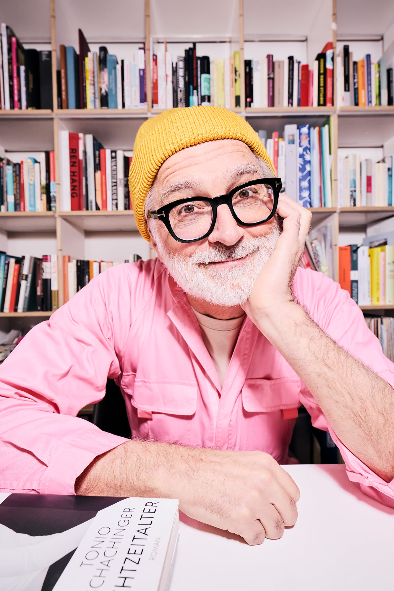 Moški v rožnati srajci pred knjižno polico - klasične oblike naložb za medgeneracijsko bogastvo Moški v rožnati srajci pred knjižno polico - klasične oblike naložb za medgeneracijsko bogastvo