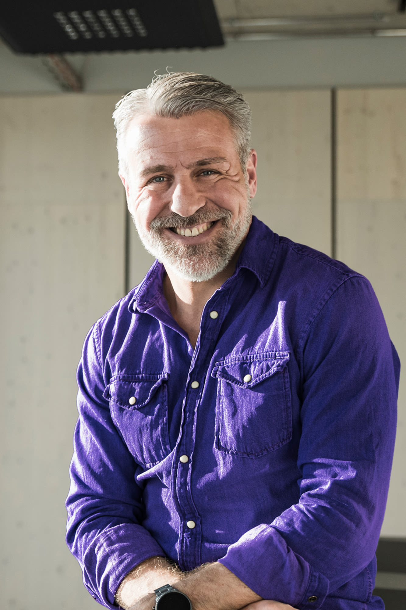 Moški s sivo brado v pisarni - visoko zmogljiv račun za podjetja z BKS Business Komfort. Moški s sivo brado v pisarni - visoko zmogljiv račun za podjetja z BKS Business Komfort.