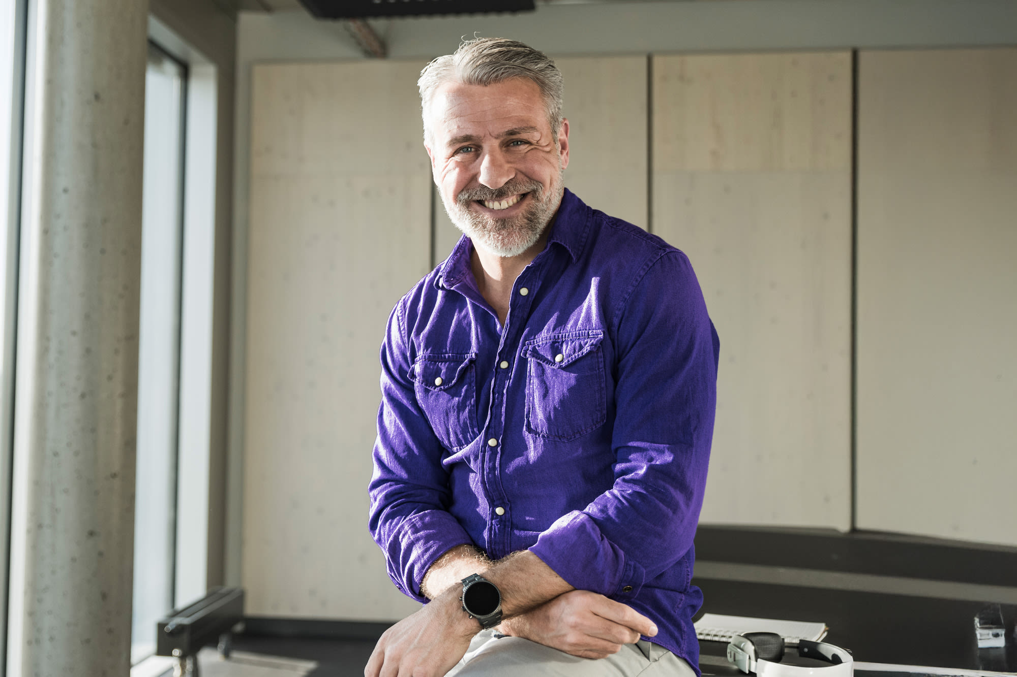 Moški s sivo brado v pisarni - visoko zmogljiv račun za podjetja z BKS Business Komfort. Moški s sivo brado v pisarni - visoko zmogljiv račun za podjetja z BKS Business Komfort.