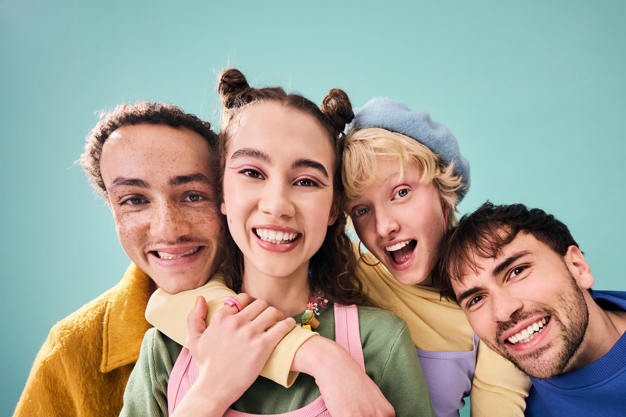 Štirje mladi stojijo skupaj in se smehljajo - račun za študente v banki BKS Štirje mladi stojijo skupaj in se smehljajo - račun za študente v banki BKS