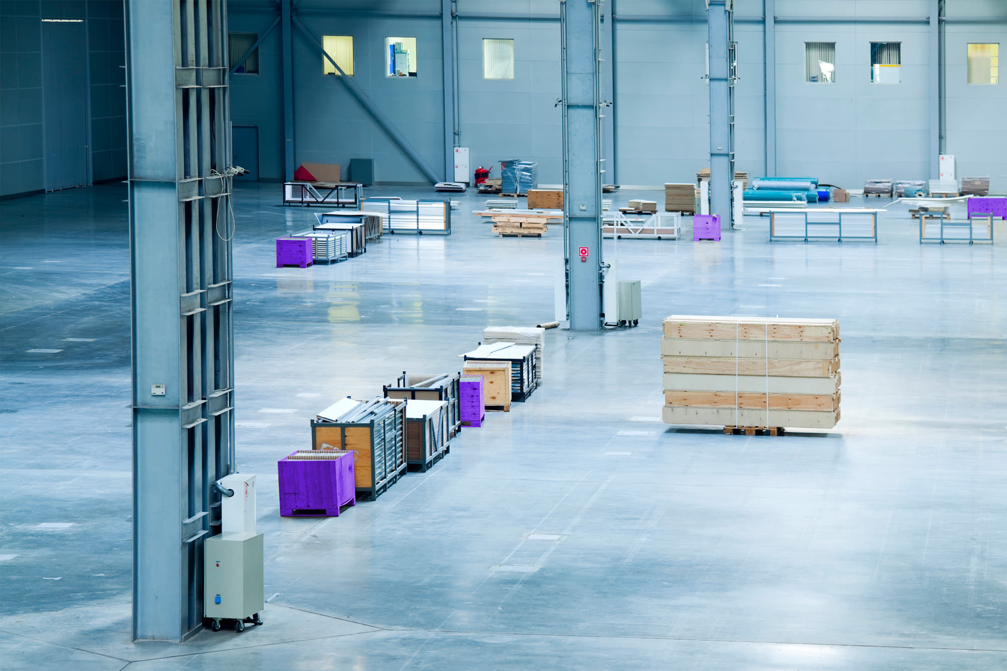 Skladišče z različnimi paletami, tudi vijoličnimi, ki čakajo na prevzem. Aktualne ponudbe z ugodnimi pogoji financiranja pri BKS-leasingu. Skladišče z različnimi paletami, tudi vijoličnimi, ki čakajo na prevzem. Aktualne ponudbe z ugodnimi pogoji financiranja pri BKS-leasingu.