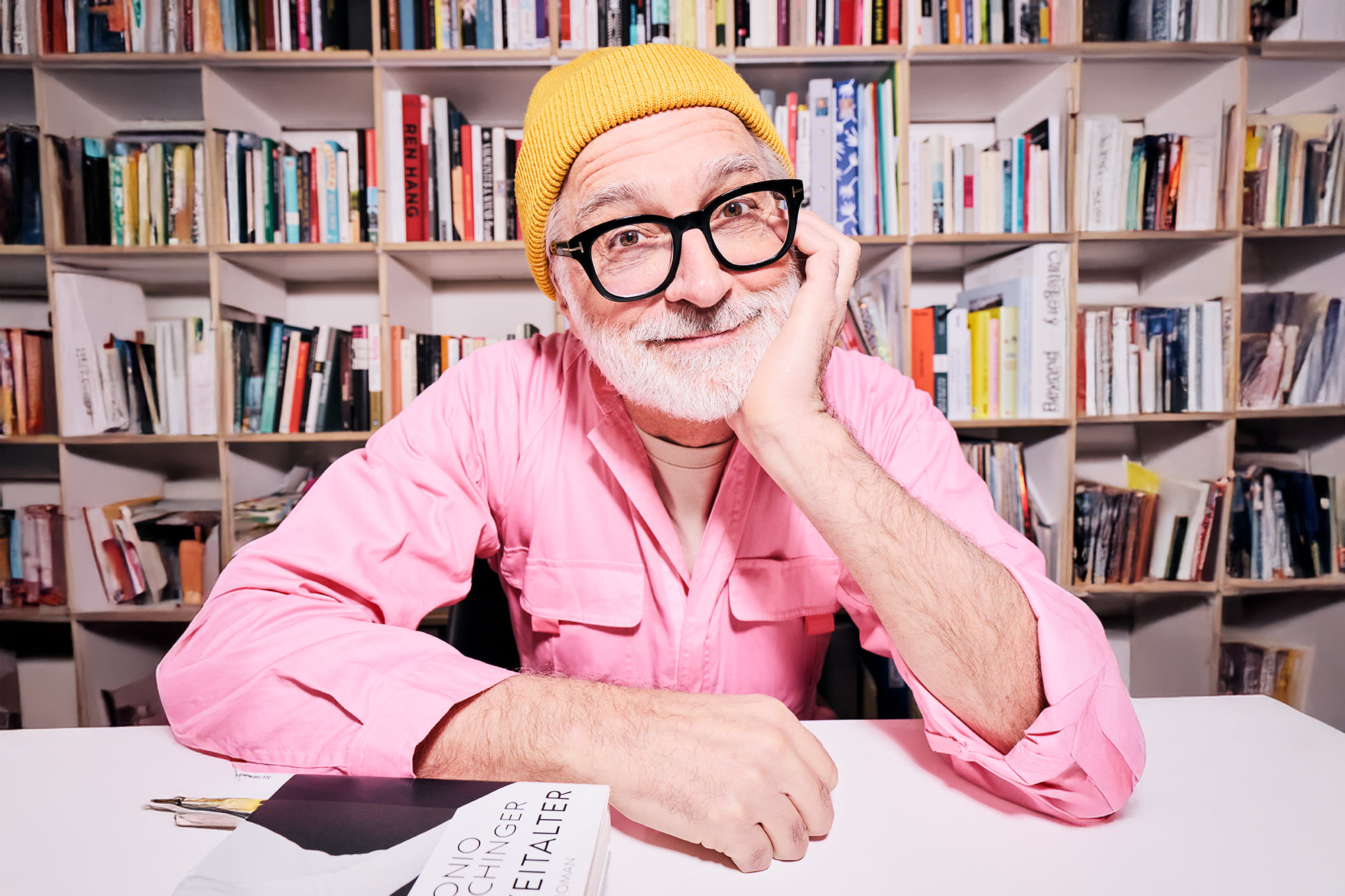 Moški v rožnati srajci pred knjižno polico - klasične oblike naložb za medgeneracijsko bogastvo Moški v rožnati srajci pred knjižno polico - klasične oblike naložb za medgeneracijsko bogastvo