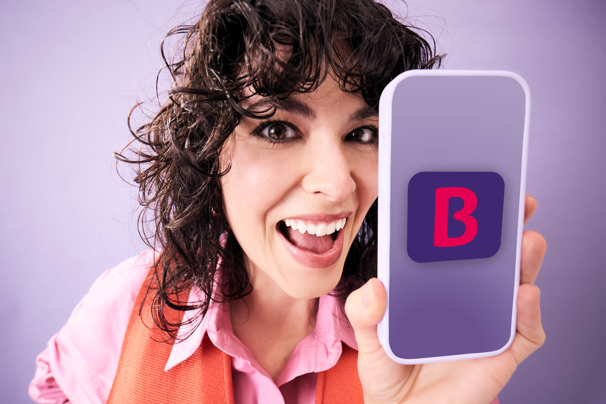 Ženska kaže pametni telefon z BKS App – BKS Bank Ženska kaže pametni telefon z BKS App – BKS Bank