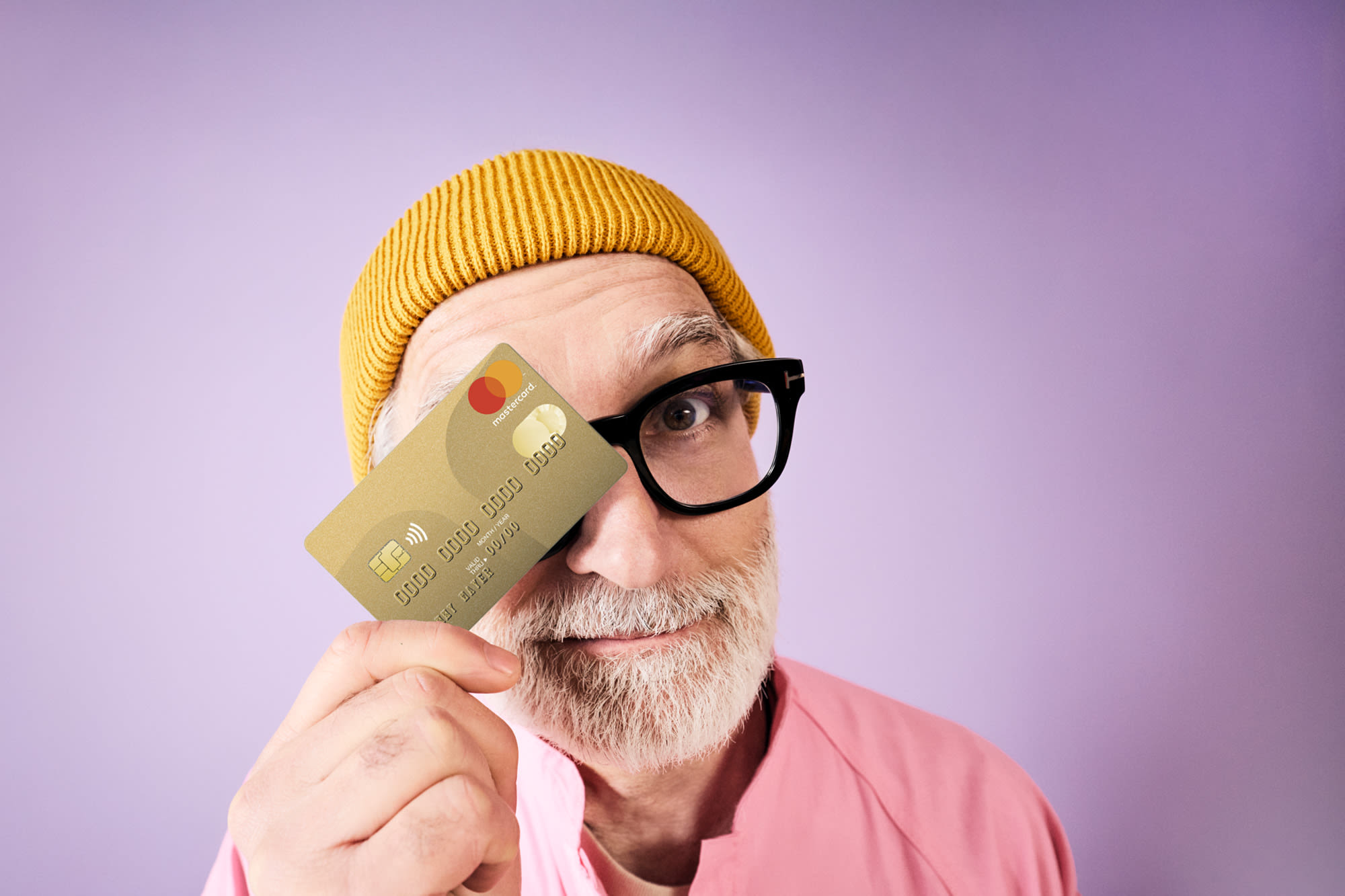 Moški pred očmi drži zlato kartico Mastercard - vrhunske kartične rešitve s stilom pri banki BKS. Moški pred očmi drži zlato kartico Mastercard - vrhunske kartične rešitve s stilom pri banki BKS.