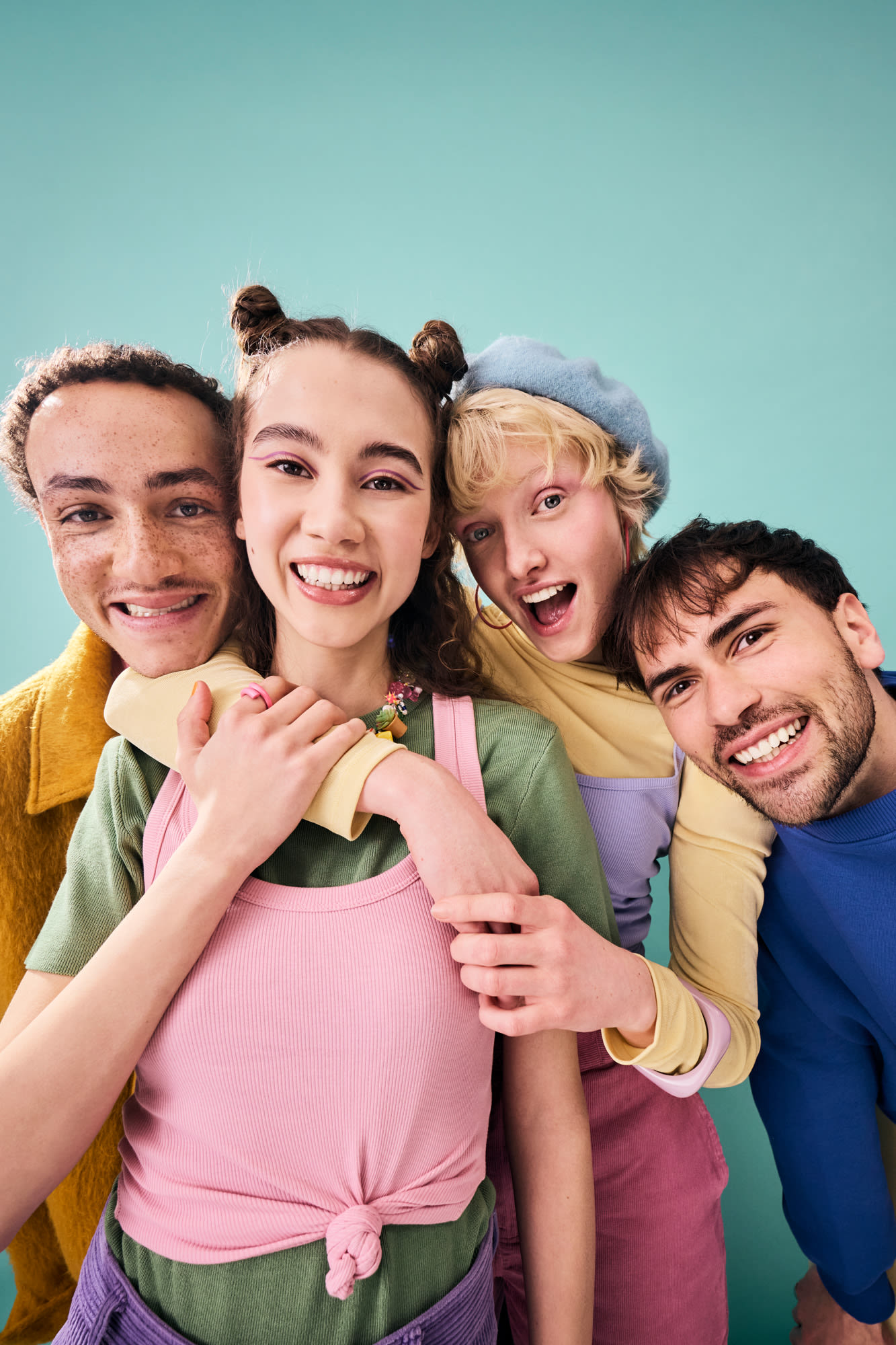 Štirje mladi stojijo skupaj in se smehljajo - račun za študente v banki BKS Štirje mladi stojijo skupaj in se smehljajo - račun za študente v banki BKS